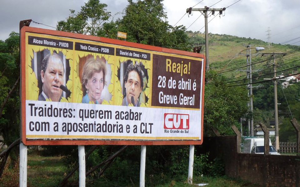 A CUT-RS intensificou a campanha contra as reformas da Previdência e Trabalhista, com a colocação de dezenas de outdoors na Capital e no Interior com fotos de deputados federais que apoiam o governo Temer; “Traidores: querem acabar com a aposentadoria e a CLT” é a principal chamada, ao lado da convocação “Reaja: 28 de abril é greve geral”; os outdoors se encontram à beira de ruas, avenidas e estradas, nas principais bases eleitorais desses parlamentares, alertando pedestres, motoristas e passageiros para os perigos que representam esses retrocessos (Foto: Leonardo Lucena) A CUT-RS intensificou a campanha contra as reformas da Previdência e Trabalhista, com a colocação de dezenas de outdoors na Capital e no Interior com fotos de deputados federais que apoiam o governo Temer; “Traidores: querem acabar com a aposentadoria e a CLT” é a principal chamada, ao lado da convocação “Reaja: 28 de abril é greve geral”; os outdoors se encontram à beira de ruas, avenidas e estradas, nas principais bases eleitorais desses parlamentares, alertando pedestres, motoristas e passageiros para os perigos que representam esses retrocessos