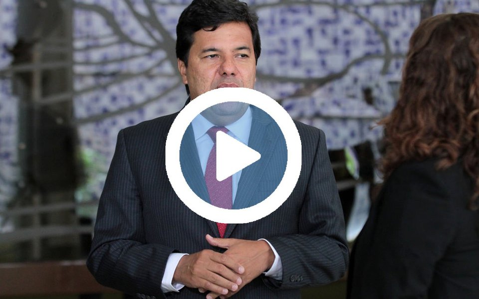 Ministro da Educação, Mendonça Filho (DEM), foi recebido com um escracho ao desembarcar no Aeroporto Internacional dos Guararapes/Gilberto Freire, no Recife; ao tentar atravessar o saguão do terminal, ele foi cercado por um grupo de manifestantes aos gritos de "golpista"; ele ainda tentou reagir afirmando "não ter medo de petista", antes de ser retirado do local por agentes de segurança; veja o vídeo do escracho (Foto: Paulo Emílio) Ministro da Educação, Mendonça Filho (DEM), foi recebido com um escracho ao desembarcar no Aeroporto Internacional dos Guararapes/Gilberto Freire, no Recife; ao tentar atravessar o saguão do terminal, ele foi cercado por um grupo de manifestantes aos gritos de "golpista"; ele ainda tentou reagir afirmando "não ter medo de petista", antes de ser retirado do local por agentes de segurança; veja o vídeo do escracho