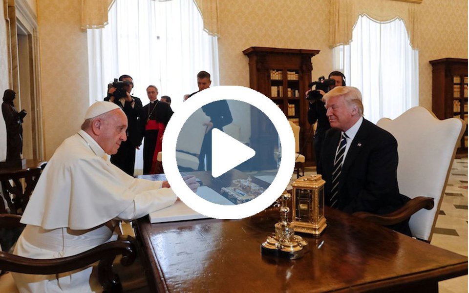 O papa Francisco e o presidente dos Estados Unidos (EUA), Donald Trump, se reuniram nesta quarta-feira (24) no Vaticano durante 27 minutos e depois fizeram a troca habitual de presentes; após a conversa,Trump apresentou sua delegação, da qual fazem parte a mulher Melania, a filha mais velha, Ivanka, o genro, Jared Kushner, além do secretário de Estado, Rex Tillerson, do assessor de Segurança Nacional, o tenente-geral H.R. McMaster, e da porta-voz presidencial, Hope Hicks, mais oito pessoas e uma intérprete (Foto: Giuliana Miranda) O papa Francisco e o presidente dos Estados Unidos (EUA), Donald Trump, se reuniram nesta quarta-feira (24) no Vaticano durante 27 minutos e depois fizeram a troca habitual de presentes; após a conversa,Trump apresentou sua delegação, da qual fazem parte a mulher Melania, a filha mais velha, Ivanka, o genro, Jared Kushner, além do secretário de Estado, Rex Tillerson, do assessor de Segurança Nacional, o tenente-geral H.R. McMaster, e da porta-voz presidencial, Hope Hicks, mais oito pessoas e uma intérprete