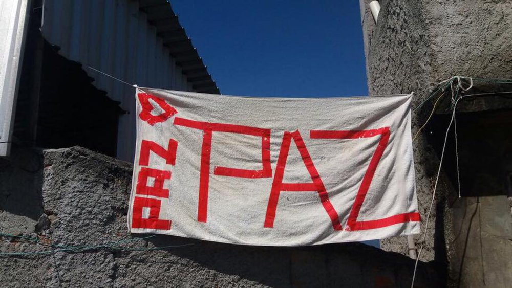 Moradores da comunidade da Grota, no Complexo do Alemão, realizam uma manifestação pedindo o fim da violência e os enfrentamentos entre policiais militares e criminosos que controlam o tráfico de drogas na região; o ato é em protesto pela morte do adolescente Paulo Henrique Oliveira de Moraes, 13 anos, que morreu no hospital, depois de ter sido atingido na barriga, durante uma troca de tiros entre policiais e traficantes de drogas (Foto: Leonardo Lucena) Moradores da comunidade da Grota, no Complexo do Alemão, realizam uma manifestação pedindo o fim da violência e os enfrentamentos entre policiais militares e criminosos que controlam o tráfico de drogas na região; o ato é em protesto pela morte do adolescente Paulo Henrique Oliveira de Moraes, 13 anos, que morreu no hospital, depois de ter sido atingido na barriga, durante uma troca de tiros entre policiais e traficantes de drogas