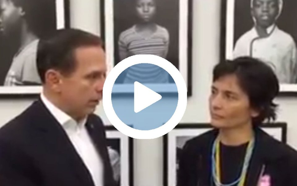 O prefeito de São Paulo, João Doria (PSDB), mostrou que valoriza mesmo as redes sociais e demitiu Soninha Francine, que estava à frente da Secretaria Municipal de Assistência e Desenvolvimento Social (SMADS), através de um vídeo no Facebook; enquanto Soninha mostra-se visivelmente desconfortável, Doria disse que a decisão foi baseada numa “conversa altiva e elevada”; “Não tive nenhuma decepção, ela continua a mesma Soninha que eu sempre gostei”, afirmou (Foto: Giuliana Miranda) O prefeito de São Paulo, João Doria (PSDB), mostrou que valoriza mesmo as redes sociais e demitiu Soninha Francine, que estava à frente da Secretaria Municipal de Assistência e Desenvolvimento Social (SMADS), através de um vídeo no Facebook; enquanto Soninha mostra-se visivelmente desconfortável, Doria disse que a decisão foi baseada numa “conversa altiva e elevada”; “Não tive nenhuma decepção, ela continua a mesma Soninha que eu sempre gostei”, afirmou