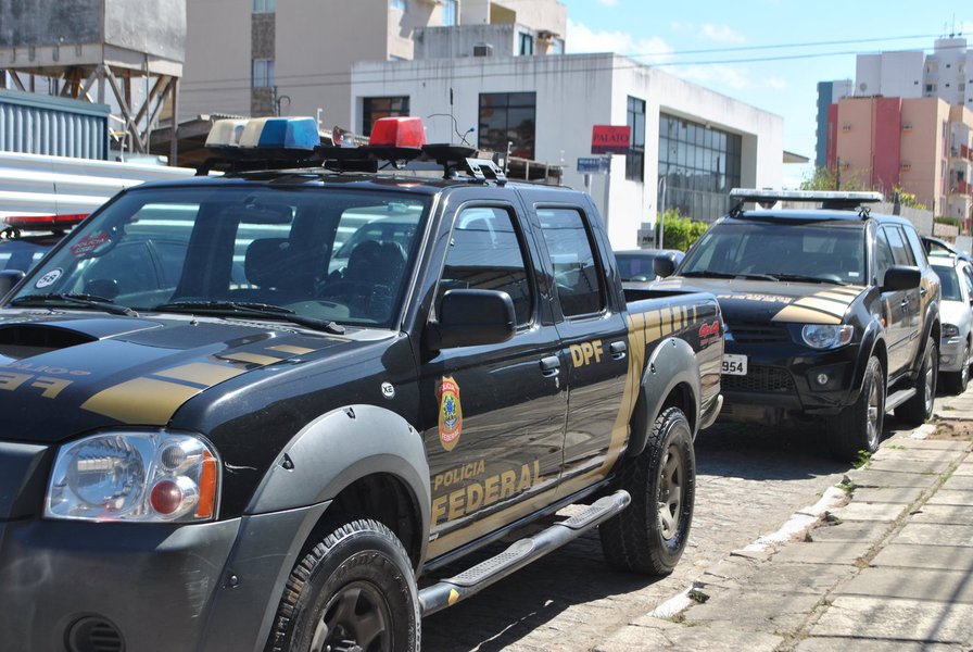 Três pessoas foram presas, até o momento, durante a operação Deusa da Espada, deflagrada pela Superintendência da Polícia Federal (PF) em Alagoas; entre os presos estão o ex-prefeito e o ex- vice de Canapi, Celso Luiz Tenório Brandão e Genaldo Vieira, além dos ex-secretários Jorge Valença e Carlos Alberto; eles são acusados dos crimes de lavagem de dinheiro, desvio de verbas federais, organização criminosa e fraude à lei de licitações (Foto: Voney Malta) Três pessoas foram presas, até o momento, durante a operação Deusa da Espada, deflagrada pela Superintendência da Polícia Federal (PF) em Alagoas; entre os presos estão o ex-prefeito e o ex- vice de Canapi, Celso Luiz Tenório Brandão e Genaldo Vieira, além dos ex-secretários Jorge Valença e Carlos Alberto; eles são acusados dos crimes de lavagem de dinheiro, desvio de verbas federais, organização criminosa e fraude à lei de licitações