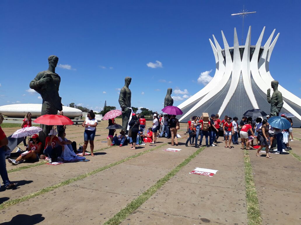 Em greve desde o dia 15 de março, professores do Distrito Federal se acorrentaram à estátua dos apóstolos da Catedral de Brasília e iniciaram uma greve de fome; a categoria pede diálogo com o governador Rodrigo Rollemberg; os docentes reivindicam o pagamento da quarta parcela do reajuste salarial, prometida pelo governo Agnelo Queiroz e que deveria ter sido paga em outubro do ano passado; a gestão atual disse não ter condições financeiras de arcar com o reajuste (Foto: Leonardo Lucena) Em greve desde o dia 15 de março, professores do Distrito Federal se acorrentaram à estátua dos apóstolos da Catedral de Brasília e iniciaram uma greve de fome; a categoria pede diálogo com o governador Rodrigo Rollemberg; os docentes reivindicam o pagamento da quarta parcela do reajuste salarial, prometida pelo governo Agnelo Queiroz e que deveria ter sido paga em outubro do ano passado; a gestão atual disse não ter condições financeiras de arcar com o reajuste