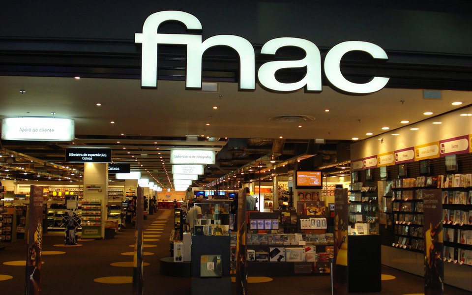 A Saraiva pode comprar as operações brasileiras da francesa Fnac, de acordo com a agência Reuters; sigilosa, a operação teria sido confirmada à agência por duas fontes com conhecimento do assunto; no mês passado, a Fnac confirmou buscar uma parceria para manter as atividades por aqui, mas disse que permanece no país (Foto: Aquiles Lins) A Saraiva pode comprar as operações brasileiras da francesa Fnac, de acordo com a agência Reuters; sigilosa, a operação teria sido confirmada à agência por duas fontes com conhecimento do assunto; no mês passado, a Fnac confirmou buscar uma parceria para manter as atividades por aqui, mas disse que permanece no país