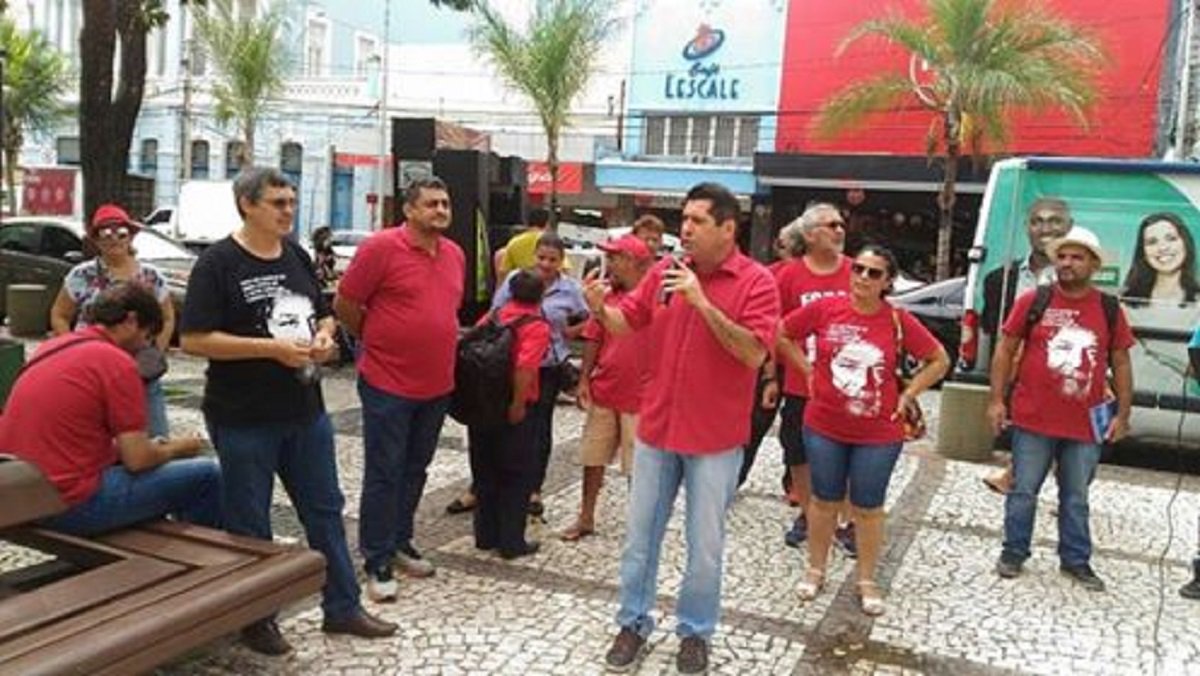 O presidente do Partido dos Trabalhadores no Ceará, Francisco de Assis Diniz, coordena, nesta manhã de hoje, uma Tribuna Livre, em solidariedade ao ex-presidente Luis Inácio Lula da Silva, na Praça do Ferreira, em Fortaleza. O ato começou por volta das 10 horas da manhã e deve permanecer até as 14 horas, horário em que deverá começar o depoimento do ex-presidente, em Curitiba (Foto: Fatima 247) O presidente do Partido dos Trabalhadores no Ceará, Francisco de Assis Diniz, coordena, nesta manhã de hoje, uma Tribuna Livre, em solidariedade ao ex-presidente Luis Inácio Lula da Silva, na Praça do Ferreira, em Fortaleza. O ato começou por volta das 10 horas da manhã e deve permanecer até as 14 horas, horário em que deverá começar o depoimento do ex-presidente, em Curitiba