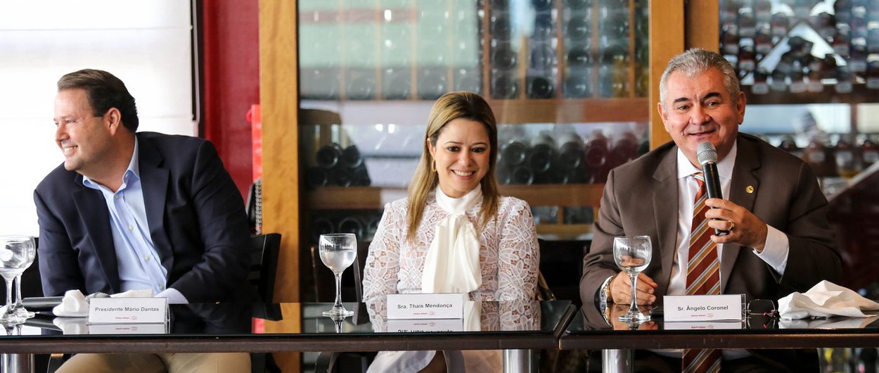 O presidente da Assembleia Legislativa da Bahia, deputado Ângelo Coronel (PSD), assegurou em evento promovido pelo Grupo de Líderes Empresariais, na Casa do Comércio, em Salvador, que o setor produtivo baiano será ouvido pelos parlamentares em qualquer proposta que altere a legislação fiscal do Estado; "O setor produtivo, que gera renda e empregos para o Estado, não pode ficar de fora do debate que, por ventura, venha alterar a alíquota dos impostos estaduais. Sou da base política do governador Rui Costa, mas não vamos aprovar nada através de 'rolo-compressor'", disse Coronel (Foto: Romulo Faro) O presidente da Assembleia Legislativa da Bahia, deputado Ângelo Coronel (PSD), assegurou em evento promovido pelo Grupo de Líderes Empresariais, na Casa do Comércio, em Salvador, que o setor produtivo baiano será ouvido pelos parlamentares em qualquer proposta que altere a legislação fiscal do Estado; "O setor produtivo, que gera renda e empregos para o Estado, não pode ficar de fora do debate que, por ventura, venha alterar a alíquota dos impostos estaduais. Sou da base política do governador Rui Costa, mas não vamos aprovar nada através de 'rolo-compressor'", disse Coronel