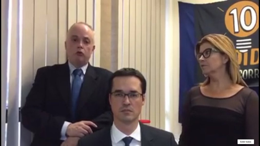 "O vezo autoritário que estes homens tomaram é incompatível com a democracia. Mesmo desqualificado este Congresso, os que o integram têm algo que a trinca do vídeo não teve: votos", critica o jornalista Fernando Brito, do Tijolaço, em crítica ao vídeo dos procuradores que condenam o projeto contra o abuso de autoridade; "Ter superpoderes, a quem os tem, implica em ter super-responsabilidades", lembra Brito (Foto: Gisele Federicce) "O vezo autoritário que estes homens tomaram é incompatível com a democracia. Mesmo desqualificado este Congresso, os que o integram têm algo que a trinca do vídeo não teve: votos", critica o jornalista Fernando Brito, do Tijolaço, em crítica ao vídeo dos procuradores que condenam o projeto contra o abuso de autoridade; "Ter superpoderes, a quem os tem, implica em ter super-responsabilidades", lembra Brito