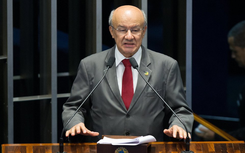 O senador José Pimentel integrará, na condição de suplente, a comissão que investigará as contas previdenciárias. Segundo Pimentel, a CPI tem papel fundamental, no momento em que o governo Temer usa o argumento do déficit nas contas para promover uma reforma que prejudica todos os trabalhadores brasileiros, especialmente os mais pobres (Foto: Fatima 247) O senador José Pimentel integrará, na condição de suplente, a comissão que investigará as contas previdenciárias. Segundo Pimentel, a CPI tem papel fundamental, no momento em que o governo Temer usa o argumento do déficit nas contas para promover uma reforma que prejudica todos os trabalhadores brasileiros, especialmente os mais pobres