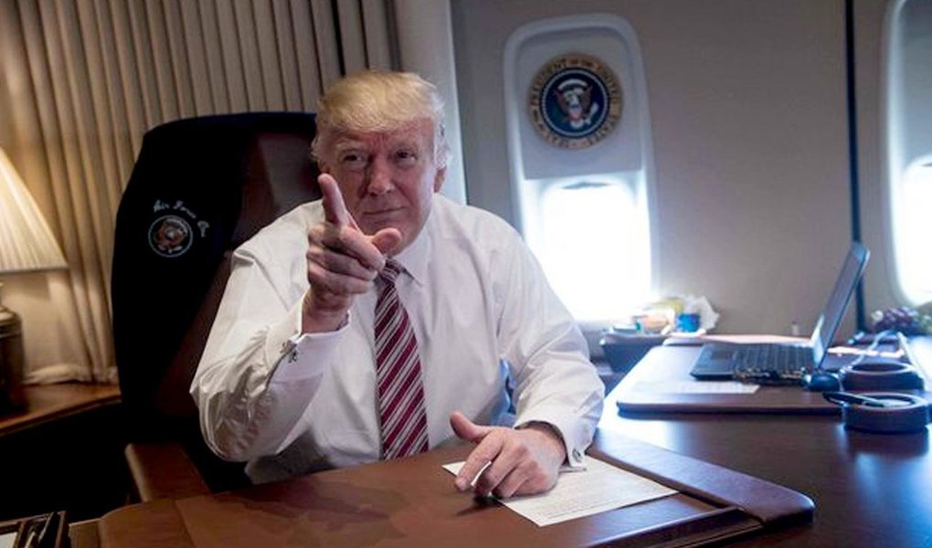 Presidente dos Estados Unidos, Donald Trump, sancionou esta semana a resolução da Comissão Federal de Comunicações que revoga leis sobre privacidade dos consumidores na internet; com a revogação, servidores de internet não precisam mais pedir autorização dos consumidores para vender dados como histórico de navegação, geolocalização e informações financeiras e de saúde (Foto: Aquiles Lins) Presidente dos Estados Unidos, Donald Trump, sancionou esta semana a resolução da Comissão Federal de Comunicações que revoga leis sobre privacidade dos consumidores na internet; com a revogação, servidores de internet não precisam mais pedir autorização dos consumidores para vender dados como histórico de navegação, geolocalização e informações financeiras e de saúde