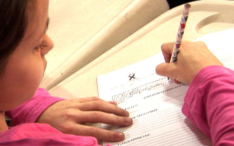 Ministério da Educação apresentou nesta quinta-feira (6), com mais de seis meses de atraso, a terceira e última versão da Base Nacional Comum Curricular (BNCC) para o ensino infantil e fundamental, deixando de fora do documento o ensino médio; a primeira versão e a segunda versão da BNCC foram apresentadas em setembro de 2015 e maio de 2016 sob as gestões dos ministros Renato Janine Ribeiro e Aloizio Mercadante, respectivamente; entre as alterações, o aluno deve estar plenamente alfabetizado até o fim do segundo ano do ensino fundamental (criança com 7 anos). Na versão anterior, o prazo era o terceiro ano de ensino
(Foto: Aquiles Lins) Ministério da Educação apresentou nesta quinta-feira (6), com mais de seis meses de atraso, a terceira e última versão da Base Nacional Comum Curricular (BNCC) para o ensino infantil e fundamental, deixando de fora do documento o ensino médio; a primeira versão e a segunda versão da BNCC foram apresentadas em setembro de 2015 e maio de 2016 sob as gestões dos ministros Renato Janine Ribeiro e Aloizio Mercadante, respectivamente; entre as alterações, o aluno deve estar plenamente alfabetizado até o fim do segundo ano do ensino fundamental (criança com 7 anos). Na versão anterior, o prazo era o terceiro ano de ensino