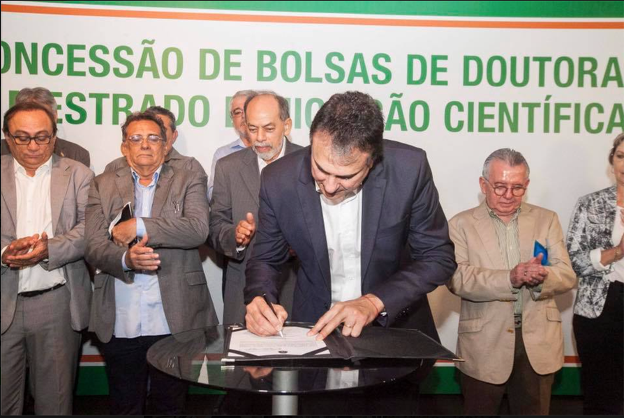 O governador Camilo Santana (PT) anunciou a concessão de 900 bolsas de mestrado e doutorado e oficializou a concessão de 759 bolsas de iniciação científica em solenidade na manhã desta quarta-feira (19). Somados, os investimentos em todos os programas de fomento à ciência para bolsistas em instituições de Ensino Superior do Estado chegam a R$ 20,7 milhões (Foto: Rodrigo Rocha) O governador Camilo Santana (PT) anunciou a concessão de 900 bolsas de mestrado e doutorado e oficializou a concessão de 759 bolsas de iniciação científica em solenidade na manhã desta quarta-feira (19). Somados, os investimentos em todos os programas de fomento à ciência para bolsistas em instituições de Ensino Superior do Estado chegam a R$ 20,7 milhões
