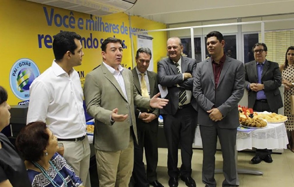 O presidente da Assembleia Legislativa, deputado José Vitti (PSDB), visitou nesta quinta-feira o Banco do Povo; no evento, realizado na sede do órgão em Goiânia, foram apresentados às autoridades políticas e colaboradores do projeto os rendimentos obtidos pela instituição no primeiro quadrimestre deste ano; Vitti disse que o Programa auxilia os microempreendedores em suas atividades e impulsiona e economia goiana, gerando emprego e renda em todo o Estado; “É muito bom ver os resultados positivos que o Banco do Povo tem proporcionado aos pequenos e microempreendedores do Estado de Goiás" (Foto: José Barbacena) O presidente da Assembleia Legislativa, deputado José Vitti (PSDB), visitou nesta quinta-feira o Banco do Povo; no evento, realizado na sede do órgão em Goiânia, foram apresentados às autoridades políticas e colaboradores do projeto os rendimentos obtidos pela instituição no primeiro quadrimestre deste ano; Vitti disse que o Programa auxilia os microempreendedores em suas atividades e impulsiona e economia goiana, gerando emprego e renda em todo o Estado; “É muito bom ver os resultados positivos que o Banco do Povo tem proporcionado aos pequenos e microempreendedores do Estado de Goiás"