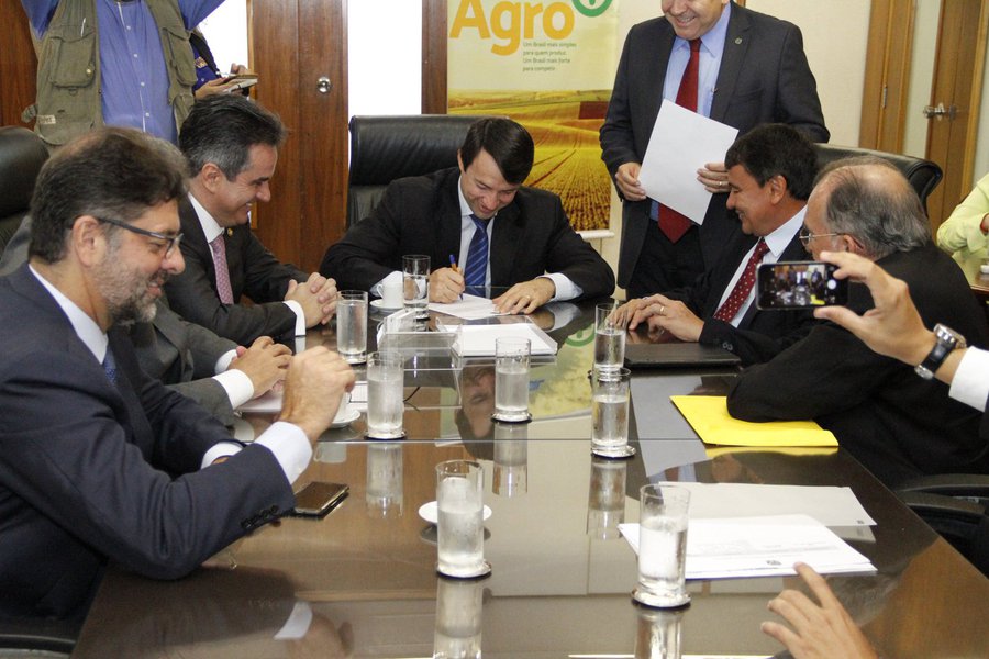 O governador Wellington Dias garantiu, em Brasília, em convênio firmado com o ministro interino da Agricultura, Pecuária e Abastecimento, Eumar Novacki, novos recursos para pequenos agricultores piauienses; foram dois projetos conveniados que celebram a aplicação de cerca de R$ 4 milhões, via governo federal, e mais R$ 6 milhões do Tesouro do Estado dentro de programa de crédito com o Banco Mundial (Foto: Leonardo Lucena) O governador Wellington Dias garantiu, em Brasília, em convênio firmado com o ministro interino da Agricultura, Pecuária e Abastecimento, Eumar Novacki, novos recursos para pequenos agricultores piauienses; foram dois projetos conveniados que celebram a aplicação de cerca de R$ 4 milhões, via governo federal, e mais R$ 6 milhões do Tesouro do Estado dentro de programa de crédito com o Banco Mundial