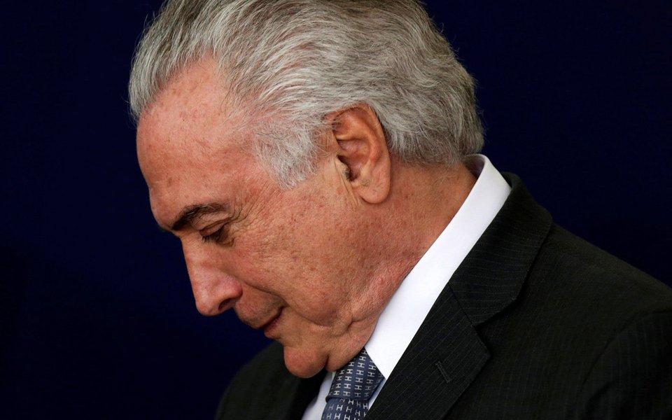 Cada vez mais acuado diante do tsunami de evidências de corrupção e sem condições de governabilidade, Michel Temer já negocia com seus principais aliados uma solução que lhe permita renunciar à Presidência, mas com garantias de que não irá para a prisão; sem condições de governar, Temer só não renunciou até agora porque precisa do foro privilegiado para não ir parar no xilindró; o peemedebista já teria concordado com a ideia, e opções como indulto ou pedido de asilo foram discutidas nas últimas horas; entre os articuladores estão José Sarney, Fernando Henrique Cardoso, Romero Jucá e Renan Calheiros (Foto: Giuliana Miranda) Cada vez mais acuado diante do tsunami de evidências de corrupção e sem condições de governabilidade, Michel Temer já negocia com seus principais aliados uma solução que lhe permita renunciar à Presidência, mas com garantias de que não irá para a prisão; sem condições de governar, Temer só não renunciou até agora porque precisa do foro privilegiado para não ir parar no xilindró; o peemedebista já teria concordado com a ideia, e opções como indulto ou pedido de asilo foram discutidas nas últimas horas; entre os articuladores estão José Sarney, Fernando Henrique Cardoso, Romero Jucá e Renan Calheiros