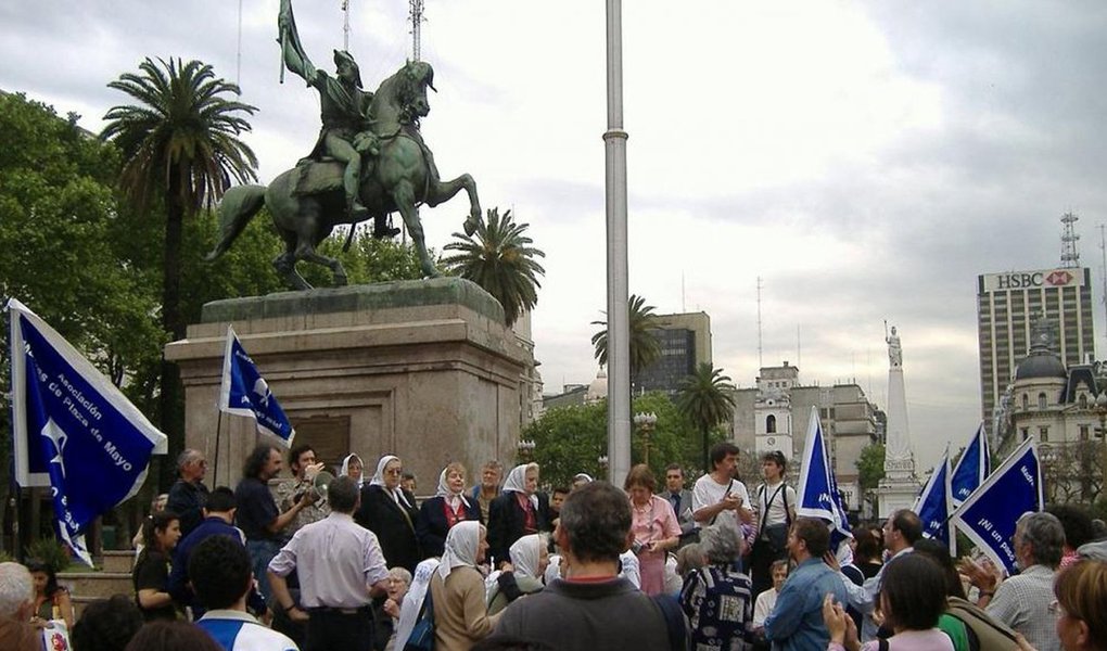 Um tribunal argentino declarou "inconstitucional e inaplicável" a decisão da Suprema Corte de reduzir a pena de comprovados agentes repressores da ditadura militar argentina (1976-1983); objetivo é evitar que essa decisão beneficie outros notórios condenados, informou a Procuradoria local; Tribunal Federal de San Juan (oeste) ignorou a decisão da Suprema Corte, emitida na semana passada, com a qual dezenas de condenados ou acusados em vários tribunais do país por crimes contra a humanidade poderiam pedir redução de pena (Foto: Aquiles Lins) Um tribunal argentino declarou "inconstitucional e inaplicável" a decisão da Suprema Corte de reduzir a pena de comprovados agentes repressores da ditadura militar argentina (1976-1983); objetivo é evitar que essa decisão beneficie outros notórios condenados, informou a Procuradoria local; Tribunal Federal de San Juan (oeste) ignorou a decisão da Suprema Corte, emitida na semana passada, com a qual dezenas de condenados ou acusados em vários tribunais do país por crimes contra a humanidade poderiam pedir redução de pena