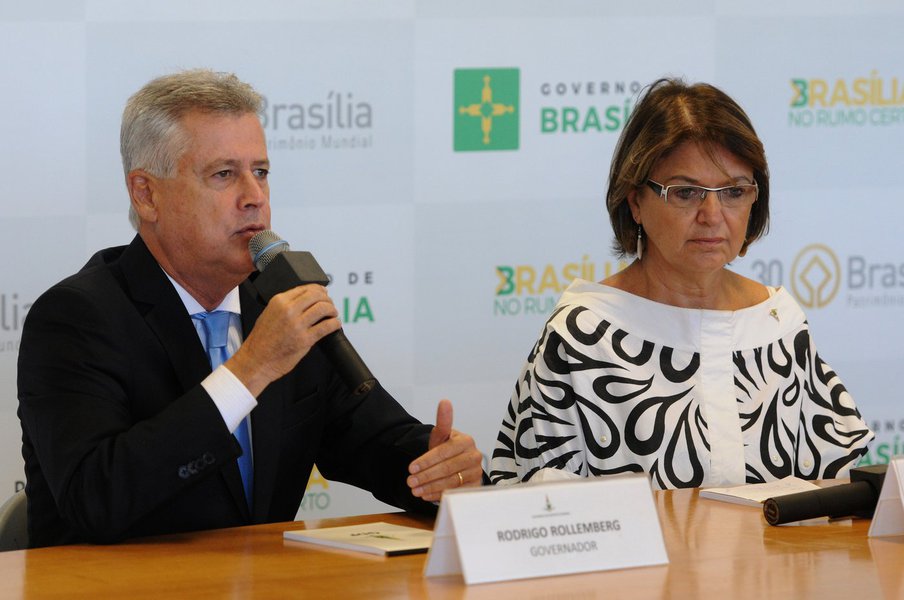 O aterro controlado do Jóquei, conhecido como lixão da Estrutural, será desativado definitivamente até outubro deste ano; o anúncio foi feito pelo governador de Brasília, Rodrigo Rollemberg, no Salão Nobre do Palácio do Buriti; "Considero um salto civilizatório na história da nossa cidade. Era uma vergonha para Brasília ter o segundo maior lixão do mundo, um lixão de triste história onde houve todo tipo de atentado à dignidade humana", declarou o chefe do Executivo, ao lado da diretora-presidente do Serviço de Limpeza Urbana (SLU), Kátia Campos (Foto: Leonardo Lucena) O aterro controlado do Jóquei, conhecido como lixão da Estrutural, será desativado definitivamente até outubro deste ano; o anúncio foi feito pelo governador de Brasília, Rodrigo Rollemberg, no Salão Nobre do Palácio do Buriti; "Considero um salto civilizatório na história da nossa cidade. Era uma vergonha para Brasília ter o segundo maior lixão do mundo, um lixão de triste história onde houve todo tipo de atentado à dignidade humana", declarou o chefe do Executivo, ao lado da diretora-presidente do Serviço de Limpeza Urbana (SLU), Kátia Campos