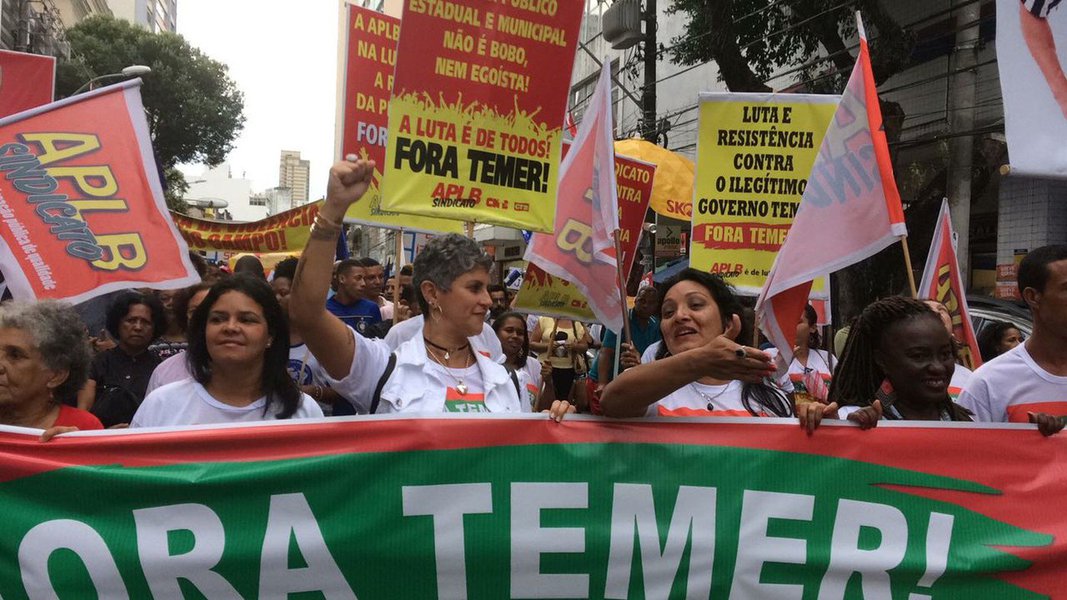 Deputados federais baianos do PT se juntaram a manifestantes no Campo Grande, em Salvador, na tarde desta sexta-feira para pedir a renúncia de Michel Temer; "Estamos na rua e vamos continuar até Temer renunciar, porque o povo não pode mais de sujeitar a esse governo golpista, que não foi eleito e vem destruindo o Brasil", disse o deputado Robinson Almeida (PT); o ato foi organizado pela Frente Brasil Popular, com apoio de centrais sindicais, como CUT e CTB; segundo Aurino Pedreira, presidente do CTB na Bahia, o objetivo da manifestação foi "denunciar os malfeitos de Temer" (Foto: Romulo Faro) Deputados federais baianos do PT se juntaram a manifestantes no Campo Grande, em Salvador, na tarde desta sexta-feira para pedir a renúncia de Michel Temer; "Estamos na rua e vamos continuar até Temer renunciar, porque o povo não pode mais de sujeitar a esse governo golpista, que não foi eleito e vem destruindo o Brasil", disse o deputado Robinson Almeida (PT); o ato foi organizado pela Frente Brasil Popular, com apoio de centrais sindicais, como CUT e CTB; segundo Aurino Pedreira, presidente do CTB na Bahia, o objetivo da manifestação foi "denunciar os malfeitos de Temer"