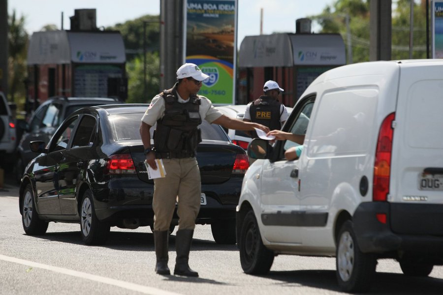 A Polícia Militar da Bahia (PMBA) registrou redução no número de mortes nas rodovias estaduais durante a 'Operação Círio Pascal 2017', finalizada na manhã desta segunda-feira; os 25 acidentes de trânsito registrados deixaram 15 vítimas com ferimentos leves, sete com ferimentos graves e cinco vítimas fatais; este último dado representa uma redução de aproximadamente 17% em comparação com 2016; no período, a PM abordou 7.809 pessoas e 5.625 veículos; foram autuados 893 veículos e retidos outros 46, além do recolhimento de 12 Carteiras Nacionais de Habilitação (CNH) e de 21 Certificados de Registro e Licenciamento de Veículo (Foto: Romulo Faro) A Polícia Militar da Bahia (PMBA) registrou redução no número de mortes nas rodovias estaduais durante a 'Operação Círio Pascal 2017', finalizada na manhã desta segunda-feira; os 25 acidentes de trânsito registrados deixaram 15 vítimas com ferimentos leves, sete com ferimentos graves e cinco vítimas fatais; este último dado representa uma redução de aproximadamente 17% em comparação com 2016; no período, a PM abordou 7.809 pessoas e 5.625 veículos; foram autuados 893 veículos e retidos outros 46, além do recolhimento de 12 Carteiras Nacionais de Habilitação (CNH) e de 21 Certificados de Registro e Licenciamento de Veículo