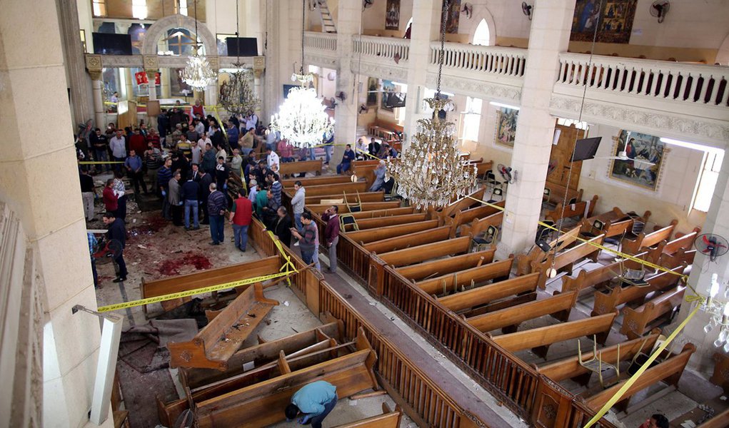 Pelo menos 22 pessoas morreram e 40 ficaram feridas após explosões ocorridas dentro de duas igrejas coptas (vertente do cristianismo) no Egito; os fiéis foram atingidos no momento em que participavam de uma missa em comemoração ao Domingo de Ramos, celebração que marca o início da Semana Santa; explosões ocorrem a vinte dias da primeira viagem do papa Francisco ao Oriente Médio (Foto: Giuliana Miranda) Pelo menos 22 pessoas morreram e 40 ficaram feridas após explosões ocorridas dentro de duas igrejas coptas (vertente do cristianismo) no Egito; os fiéis foram atingidos no momento em que participavam de uma missa em comemoração ao Domingo de Ramos, celebração que marca o início da Semana Santa; explosões ocorrem a vinte dias da primeira viagem do papa Francisco ao Oriente Médio