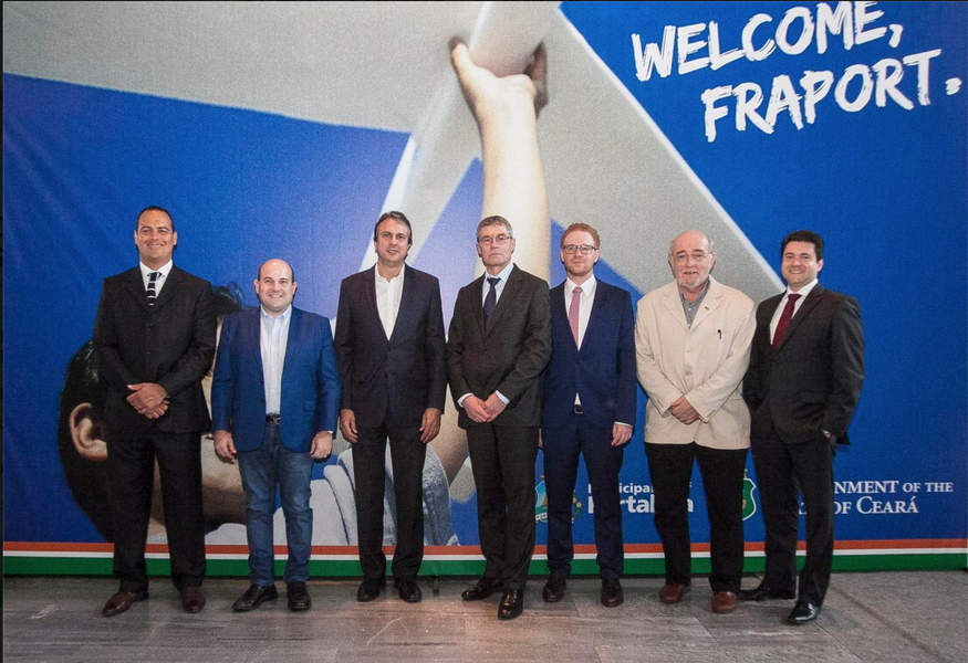 Executivos da empresa alemã Fraport, que será responsável por administrar o aeroporto Pinto Martins, foram recebidos pelo governador Camilo Santana (PT) e pelo prefeito Roberto Cláudio (PDT) nesta segunda (24), no Palácio da Abolição. Durante o encontro, ficou definida a criação de um grupo de trabalho para ajudar a concessionária no que for necessário. "Precisamos estar juntos, em parceria, o poder público e a iniciativa privada, para tirarmos bons frutos para o Ceará e para nossa capital", destacou Camilo (Foto: Rodrigo Rocha) Executivos da empresa alemã Fraport, que será responsável por administrar o aeroporto Pinto Martins, foram recebidos pelo governador Camilo Santana (PT) e pelo prefeito Roberto Cláudio (PDT) nesta segunda (24), no Palácio da Abolição. Durante o encontro, ficou definida a criação de um grupo de trabalho para ajudar a concessionária no que for necessário. "Precisamos estar juntos, em parceria, o poder público e a iniciativa privada, para tirarmos bons frutos para o Ceará e para nossa capital", destacou Camilo