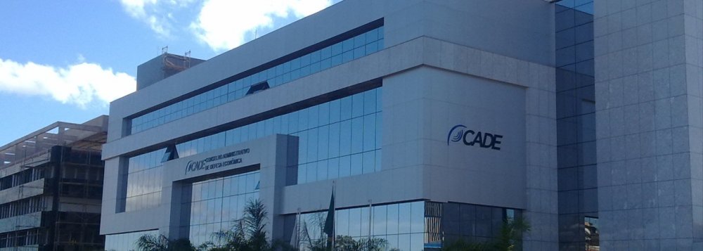 Em nota, o Conselho Administrativo de Defesa Econômica (Cade) contestou a informação de Ricardo Saud, ex-diretor de Relações Instituições da J&F, na qual afirma que o Cade, em sua decisão sobre o preço do gás boliviano, beneficiou a Empresa Produtora de Energia (EPE), pertencente ao Grupo JBS; “Tal informação é equivocada. O caso a que o delator se refere, que tramita no Cade, permanece em fase de inquérito, uma investigação preliminar, e não houve ainda qualquer parecer ou decisão do Cade a respeito da matéria. Destaca-se que não houve, portanto, nenhuma decisão do Cade favorável à EPE-JBS”, diz a nota (Foto: Leonardo Lucena) Em nota, o Conselho Administrativo de Defesa Econômica (Cade) contestou a informação de Ricardo Saud, ex-diretor de Relações Instituições da J&F, na qual afirma que o Cade, em sua decisão sobre o preço do gás boliviano, beneficiou a Empresa Produtora de Energia (EPE), pertencente ao Grupo JBS; “Tal informação é equivocada. O caso a que o delator se refere, que tramita no Cade, permanece em fase de inquérito, uma investigação preliminar, e não houve ainda qualquer parecer ou decisão do Cade a respeito da matéria. Destaca-se que não houve, portanto, nenhuma decisão do Cade favorável à EPE-JBS”, diz a nota