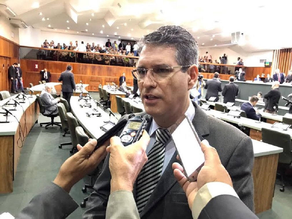 Está em tramitação na Assembleia Legislativa, projeto de lei de autoria do deputado estadual Francisco Júnior (PSD) que obriga todos os funcionários públicos, estagiários e prestadores de serviço no estado de Goiás a utilizarem crachá de identificação; projeto determinar que o crachá seja colocado e lugar visível e tenha informações que permitam a identificação do usuário (Foto: José Barbacena) Está em tramitação na Assembleia Legislativa, projeto de lei de autoria do deputado estadual Francisco Júnior (PSD) que obriga todos os funcionários públicos, estagiários e prestadores de serviço no estado de Goiás a utilizarem crachá de identificação; projeto determinar que o crachá seja colocado e lugar visível e tenha informações que permitam a identificação do usuário