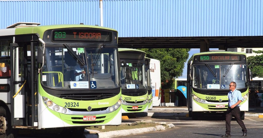 Como resultado do acordo que levará o Estado a custear 100% do Passe Livre Estudantil e do Passe Escolar, anunciado nesta quarta-feira pelo governador Marconi Perillo, as empresas de transporte coletivo se comprometeram a fazer os investimentos necessários na melhoria do sistema; o primeiro é a implantação e manutenção das câmeras de monitoramento do Eixo Anhanguera, para aumentar a segurança dos usuários do Eixo Leste-Oeste; “As empresas se comprometeram com o Governo de Goiás a absorver os custos das passagens e a fazer os investimentos na melhoria da qualidade do transporte coletivo”, afirmou o governador (Foto: José Barbacena) Como resultado do acordo que levará o Estado a custear 100% do Passe Livre Estudantil e do Passe Escolar, anunciado nesta quarta-feira pelo governador Marconi Perillo, as empresas de transporte coletivo se comprometeram a fazer os investimentos necessários na melhoria do sistema; o primeiro é a implantação e manutenção das câmeras de monitoramento do Eixo Anhanguera, para aumentar a segurança dos usuários do Eixo Leste-Oeste; “As empresas se comprometeram com o Governo de Goiás a absorver os custos das passagens e a fazer os investimentos na melhoria da qualidade do transporte coletivo”, afirmou o governador