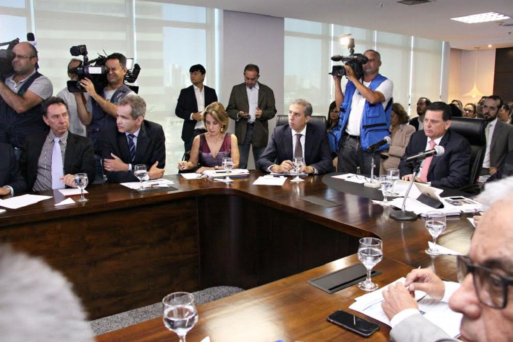 O estado de Goiás avançou três posições no ranking de escolaridade média, de 13º lugar para 10º lugar, à frente dos vizinhos Mato Grosso e Mato Grosso do Sul, subindo de 7,6 para 8,1 anos de estudos; a taxa de analfabetismo caiu de 7,7% para 6,1%; no ensino superior, Goiás subiu da 13ª para a 7ª posição na proporção de jovens com curso universitário – atualmente, 18,6% dos jovens goianos têm nível superior – e ainda, reduziu a quantidade de jovens “nem-nem”, ou seja, aqueles que não estudam nem trabalham; indicadores da Educação foram destaque no início desta semana na reunião do Programa Goiás Mais Competitivo e Inovador (GMCI), ocasião em que a Secretária Raquel Teixeira apresentou avanços da área em Goiás (Foto: José Barbacena) O estado de Goiás avançou três posições no ranking de escolaridade média, de 13º lugar para 10º lugar, à frente dos vizinhos Mato Grosso e Mato Grosso do Sul, subindo de 7,6 para 8,1 anos de estudos; a taxa de analfabetismo caiu de 7,7% para 6,1%; no ensino superior, Goiás subiu da 13ª para a 7ª posição na proporção de jovens com curso universitário – atualmente, 18,6% dos jovens goianos têm nível superior – e ainda, reduziu a quantidade de jovens “nem-nem”, ou seja, aqueles que não estudam nem trabalham; indicadores da Educação foram destaque no início desta semana na reunião do Programa Goiás Mais Competitivo e Inovador (GMCI), ocasião em que a Secretária Raquel Teixeira apresentou avanços da área em Goiás