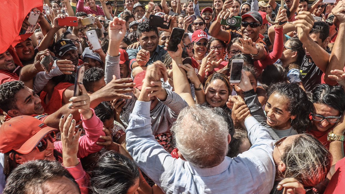 Em ato na cidade de Picos, no Piauí, onde foi homenageado, o ex-presidente Lula voltou a falar sobre seu retorno à presidência e a criticar o desmonte praticado pelo governo Temer; "O que eles estão fazendo agora é regredir a economia. Todo dia anunciam um corte. E não é corte do banqueiro, é do trabalhador", afirmou; "Hoje dizem que a transposição custou caro, para atender 12 milhões. O Temer gastou 14 Bi só pra convencer 260 deputados a mantê-lo no poder", alfinetou ainda o peemedebista; ele enumerou dezenas de ações de seu governo no Nordeste e defendeu novamente que o "pobre tem que entrar na economia" (Foto: Gisele Federicce) Em ato na cidade de Picos, no Piauí, onde foi homenageado, o ex-presidente Lula voltou a falar sobre seu retorno à presidência e a criticar o desmonte praticado pelo governo Temer; "O que eles estão fazendo agora é regredir a economia. Todo dia anunciam um corte. E não é corte do banqueiro, é do trabalhador", afirmou; "Hoje dizem que a transposição custou caro, para atender 12 milhões. O Temer gastou 14 Bi só pra convencer 260 deputados a mantê-lo no poder", alfinetou ainda o peemedebista; ele enumerou dezenas de ações de seu governo no Nordeste e defendeu novamente que o "pobre tem que entrar na economia"