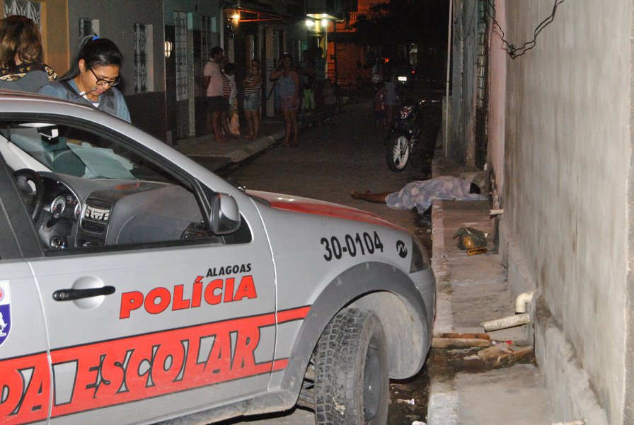 A capital alagoana, que já foi a 6ª mais violenta do mundo, caiu 19 posições no ranking elaborado pela ONG mexicana Conselho Cidadão para Segurança Pública e Justiça Penal, responsável pela elaboração da lista das 50 cidades mais violentas do mundo; diminuição da taxa de homicídios em Maceió por grupo de 100 mil habitantes, nos últimos três anos, foi de 28,98%; em 2014 - no governo Teotonio Vilela- Maceió era cidade mais violenta do Brasil e a 6ª mais violenta do mundo; na contramão, outras capitais brasileiras registraram crescimento (Foto: Voney Malta) A capital alagoana, que já foi a 6ª mais violenta do mundo, caiu 19 posições no ranking elaborado pela ONG mexicana Conselho Cidadão para Segurança Pública e Justiça Penal, responsável pela elaboração da lista das 50 cidades mais violentas do mundo; diminuição da taxa de homicídios em Maceió por grupo de 100 mil habitantes, nos últimos três anos, foi de 28,98%; em 2014 - no governo Teotonio Vilela- Maceió era cidade mais violenta do Brasil e a 6ª mais violenta do mundo; na contramão, outras capitais brasileiras registraram crescimento