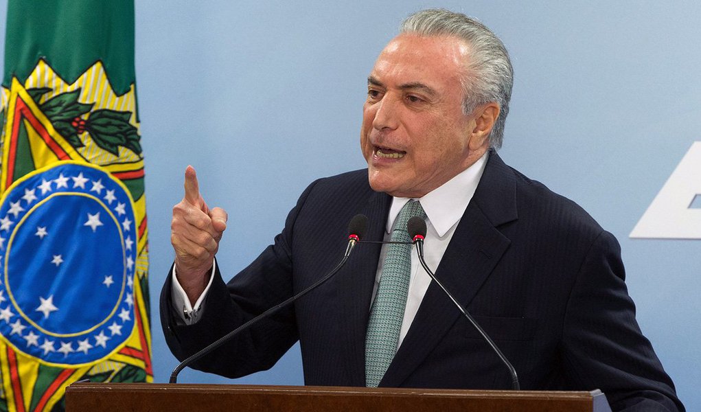 A imprensa francesa destaca nesta sexta-feira (19) a frágil situação de Michel Temer após as revelações do empresário Joesley Batista, dono do frigorífico JBS; jornal Le Monde diz que em seu pronunciamento, "Temer parecia encarnar o crepúsculo da velha elite de Brasília, arrastada pela Operação Lava Jato"; "Citado em outros casos de corrupção, Temer corre o risco de ser engolido pelas novas acusações de entraves à Justiça", afirma o diário especializado em economia Les Echos (Foto: Aquiles Lins) A imprensa francesa destaca nesta sexta-feira (19) a frágil situação de Michel Temer após as revelações do empresário Joesley Batista, dono do frigorífico JBS; jornal Le Monde diz que em seu pronunciamento, "Temer parecia encarnar o crepúsculo da velha elite de Brasília, arrastada pela Operação Lava Jato"; "Citado em outros casos de corrupção, Temer corre o risco de ser engolido pelas novas acusações de entraves à Justiça", afirma o diário especializado em economia Les Echos