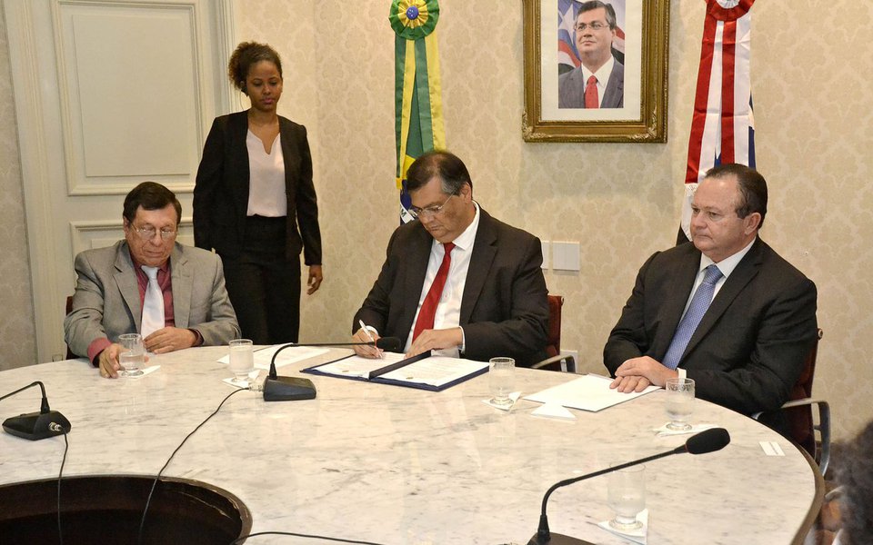 O Governo estadual e o MPT-MA assinaram termo de ajuste de conduta (TAC) que assume o compromisso de criar o programa estadual de enfrentamento ao trabalho em condições análogas às de escravo; a solenidade é um marco histórico no Brasil, pois esta é a primeira vez que esse tipo de acordo é celebrado entre um executivo e o MPT, segundo o governo; o TAC prevê a criação do programa estadual para assegurar, sobretudo, que os trabalhadores libertados não voltem a ser escravizados. Além disso, presume política de mobilização, prevenção e reinserção social das vítimas da exploração de ações voltadas às políticas públicas articuladas de educação, saúde, assistência social, trabalho, emprego e renda, promoção de acesso à terra, educação de jovens e adultos e profissionalizante (Foto: Leonardo Lucena) O Governo estadual e o MPT-MA assinaram termo de ajuste de conduta (TAC) que assume o compromisso de criar o programa estadual de enfrentamento ao trabalho em condições análogas às de escravo; a solenidade é um marco histórico no Brasil, pois esta é a primeira vez que esse tipo de acordo é celebrado entre um executivo e o MPT, segundo o governo; o TAC prevê a criação do programa estadual para assegurar, sobretudo, que os trabalhadores libertados não voltem a ser escravizados. Além disso, presume política de mobilização, prevenção e reinserção social das vítimas da exploração de ações voltadas às políticas públicas articuladas de educação, saúde, assistência social, trabalho, emprego e renda, promoção de acesso à terra, educação de jovens e adultos e profissionalizante