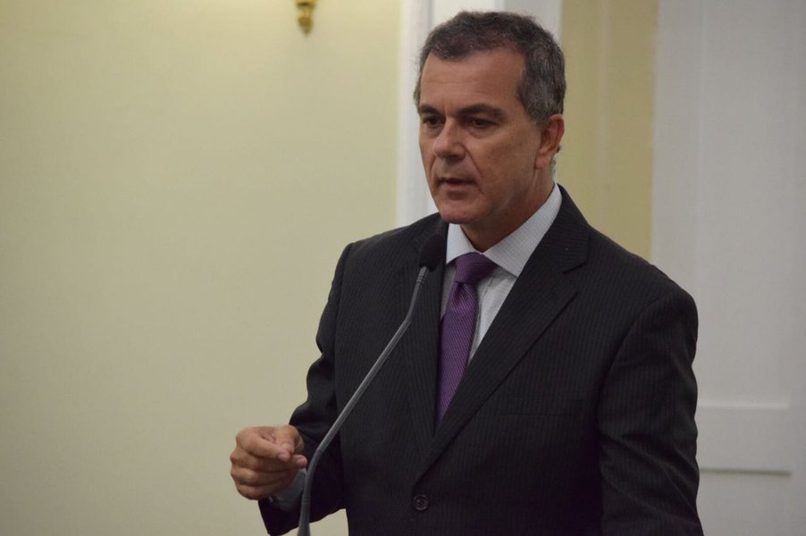 A permanência de Michel Temer (PMDB) no poder irrita até membros do próprio partido; vergonha, dizem alguns; outros chamam o presidente de mentiroso, entre outros adjetivos; uma das melhores classificações foi está: “Só vai piorar a vida dos que mais necessitam, gerar mais desemprego, menos consumo, menos investimentos... Será uma hecatombe social”, prevê o deputado estadual Ronaldo Medeiros (PMDB-AL); ele acrescenta, ainda, que "o brasileiro, que já não estava acreditando na política, vai passar a ter aversão e isso não é bom, pois haverá uma generalização”
(Foto: Voney Malta)
A permanência de Michel Temer (PMDB) no poder irrita até membros do próprio partido; vergonha, dizem alguns; outros chamam o presidente de mentiroso, entre outros adjetivos; uma das melhores classificações foi está: “Só vai piorar a vida dos que mais necessitam, gerar mais desemprego, menos consumo, menos investimentos... Será uma hecatombe social”, prevê o deputado estadual Ronaldo Medeiros (PMDB-AL); ele acrescenta, ainda, que "o brasileiro, que já não estava acreditando na política, vai passar a ter aversão e isso não é bom, pois haverá uma generalização”