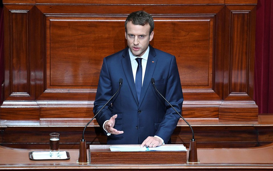 Pesquisa do instituto Harris Interactive, realizado com 994 pessoas, aponta que 62% dos franceses estão insatisfeitos com o governo do presidente Emmanuel Macron, que acaba de completar os primeiros cem dias no cargo, enquanto 37% se dizem contentes com a atual gestão; 29% dos entrevistados se mostraram totalmente insatisfeitos com Macron e 33%, "bem insatisfeitos"; apenas 7% se disseram muito contentes com o início da gestão e 30%, "bem satisfeitos" (Foto: Gisele Federicce) Pesquisa do instituto Harris Interactive, realizado com 994 pessoas, aponta que 62% dos franceses estão insatisfeitos com o governo do presidente Emmanuel Macron, que acaba de completar os primeiros cem dias no cargo, enquanto 37% se dizem contentes com a atual gestão; 29% dos entrevistados se mostraram totalmente insatisfeitos com Macron e 33%, "bem insatisfeitos"; apenas 7% se disseram muito contentes com o início da gestão e 30%, "bem satisfeitos"