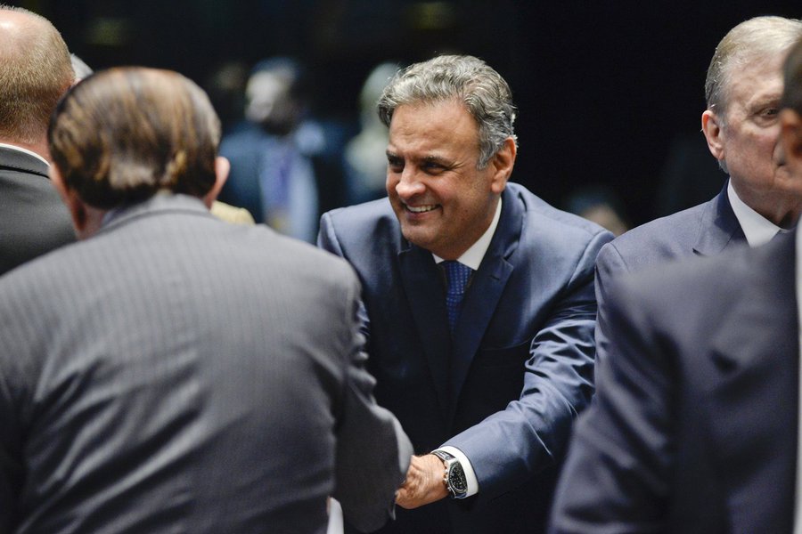 Apesar das evidências de que o senador Aécio Neves (PSDB-MG) recebeu propinas da JBS, nos vídeos em que são entregues malas de R$ 2 milhões a seu primo Fred Pacheco, o Senado Federal decidiu manter o mandato do parlamentar mineiro, por 44 votos a 26; Aécio foi o líder do golpe comprado por Eduardo Cunha que destruiu a economia brasileira e a imagem internacional do País; com a blindagem do presidente nacional do PSDB, Senado se desmoraliza de vez (Foto: Aquiles Lins) Apesar das evidências de que o senador Aécio Neves (PSDB-MG) recebeu propinas da JBS, nos vídeos em que são entregues malas de R$ 2 milhões a seu primo Fred Pacheco, o Senado Federal decidiu manter o mandato do parlamentar mineiro, por 44 votos a 26; Aécio foi o líder do golpe comprado por Eduardo Cunha que destruiu a economia brasileira e a imagem internacional do País; com a blindagem do presidente nacional do PSDB, Senado se desmoraliza de vez