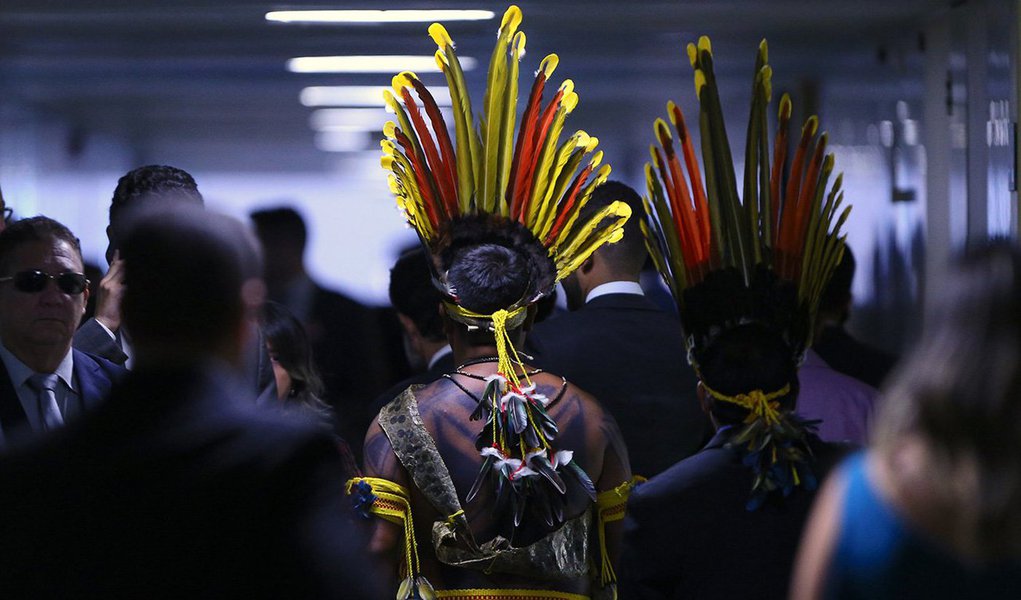 Quatro indígenas foram liberados no início da noite desta quarta-feira, após terem sido detidos pelo Departamento de Polícia Legislativa (Depol), durante confronto pela manhã, na Câmara dos Deputados; eles serão investigados pelo próprio departamento por dano ao patrimônio; informação é do Conselho Indigenista Missionário (Cimi), que acompanhou a ação e criticou a repressão aos indígenas na Câmara; problema começou quando um grupo indígena foi impedido de entrar na Casa (Foto: José Barbacena) Quatro indígenas foram liberados no início da noite desta quarta-feira, após terem sido detidos pelo Departamento de Polícia Legislativa (Depol), durante confronto pela manhã, na Câmara dos Deputados; eles serão investigados pelo próprio departamento por dano ao patrimônio; informação é do Conselho Indigenista Missionário (Cimi), que acompanhou a ação e criticou a repressão aos indígenas na Câmara; problema começou quando um grupo indígena foi impedido de entrar na Casa