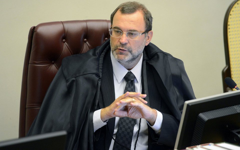 "Hoje em dia é preciso mais coragem para absolver um inocente do que para tirar a liberdade de alguém", critica Sebastião Reis, ministro do STJ, que condena a onda punitivista no Brasil e os juízes do "tapete vernelho", que utilizam processos penais para se transformar em celebridades (Foto: Leonardo Attuch) "Hoje em dia é preciso mais coragem para absolver um inocente do que para tirar a liberdade de alguém", critica Sebastião Reis, ministro do STJ, que condena a onda punitivista no Brasil e os juízes do "tapete vernelho", que utilizam processos penais para se transformar em celebridades