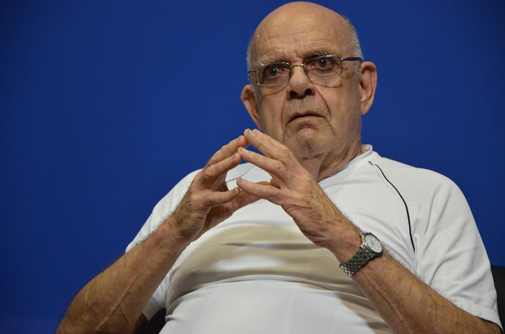 O professor da UFSC Nilson Lage afirmou que o Brasil caminha para ser dividido, caso não sejam tomadas medidas para restabelecer a democracia; "Ou uma improvável força oculta (nem poderia, obviamente expor-se) ergue-se com a força dos terremotos por sobre a desinformação da massa e o engano dos letrados – terá que buscar no povo forças para revolver o lixo o e enfrentar águias, hienas e urubus que cercam a carniça - ou .podemos cogitar do fracionamento do país em estados menores que (dou, como exemplo, guardadas nítidas diferenças, a Iugoslávia) poderiam, talvez, viver sob menor pressão e enfrentar com eficácia os problemas sociais que infernizam – e infernizarão cada vez mais – a nossa vida" (Foto: Aquiles Lins) O professor da UFSC Nilson Lage afirmou que o Brasil caminha para ser dividido, caso não sejam tomadas medidas para restabelecer a democracia; "Ou uma improvável força oculta (nem poderia, obviamente expor-se) ergue-se com a força dos terremotos por sobre a desinformação da massa e o engano dos letrados – terá que buscar no povo forças para revolver o lixo o e enfrentar águias, hienas e urubus que cercam a carniça - ou .podemos cogitar do fracionamento do país em estados menores que (dou, como exemplo, guardadas nítidas diferenças, a Iugoslávia) poderiam, talvez, viver sob menor pressão e enfrentar com eficácia os problemas sociais que infernizam – e infernizarão cada vez mais – a nossa vida"