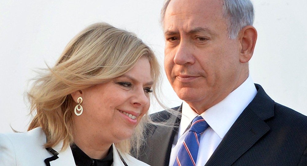 O primeiro-ministro de Israel, Benjamin Netanyahu, criticou as alegações de uma ex-funcionária de que ela foi tratada como uma "escrava" quando empregada em sua residência, rotulando o processo da mulher contra ele como tentativa de extorsão de dinheiro; a esposa do primeiro-ministro, Sara Netanyahu, é objeto de uma ação civil iniciada por uma ex-empregada de 24 anos, que trabalhou na residência oficial de Beit Aghion entre agosto e setembro; durante o mês de emprego, a mulher alega que ela foi submetida a abusos e tratamento humilhante; Sara Netanyahu é acusada de impor um código de limpeza exigente, o que significava que a funcionária estava proibida de comer na residência e tinha que lavar as mãos "cerca de 100 vezes por dia" (Foto: Romulo Faro) O primeiro-ministro de Israel, Benjamin Netanyahu, criticou as alegações de uma ex-funcionária de que ela foi tratada como uma "escrava" quando empregada em sua residência, rotulando o processo da mulher contra ele como tentativa de extorsão de dinheiro; a esposa do primeiro-ministro, Sara Netanyahu, é objeto de uma ação civil iniciada por uma ex-empregada de 24 anos, que trabalhou na residência oficial de Beit Aghion entre agosto e setembro; durante o mês de emprego, a mulher alega que ela foi submetida a abusos e tratamento humilhante; Sara Netanyahu é acusada de impor um código de limpeza exigente, o que significava que a funcionária estava proibida de comer na residência e tinha que lavar as mãos "cerca de 100 vezes por dia"