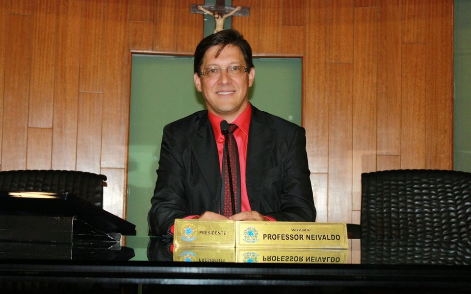 O secretário estadual de Desenvolvimento Agrário, Professor Neivaldo (PT), disse acreditar "piamente" na reeleição do governador de Minas Gerais, Fernando Pimentel; de acordo com o dirigente, "muitos partidos querem caminhar com o governador". "Caminhamos muito bem com o PMDB no estado", acrescentou ele, apesar de o PMDB estar rompido com o PT em nível nacional; "(Pimentel) Consegue governar Minas, com toda a crise instalada no âmbito nacional, estamos caminhando bem" (Foto: Leonardo Lucena) O secretário estadual de Desenvolvimento Agrário, Professor Neivaldo (PT), disse acreditar "piamente" na reeleição do governador de Minas Gerais, Fernando Pimentel; de acordo com o dirigente, "muitos partidos querem caminhar com o governador". "Caminhamos muito bem com o PMDB no estado", acrescentou ele, apesar de o PMDB estar rompido com o PT em nível nacional; "(Pimentel) Consegue governar Minas, com toda a crise instalada no âmbito nacional, estamos caminhando bem"