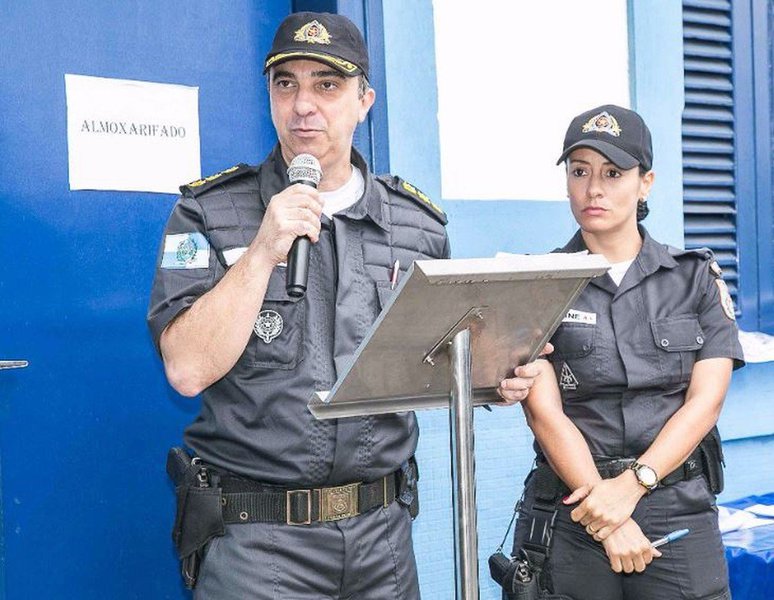 O comandante do 3º Batalhão da Polícia Militar, no bairro do Méier, zona norte do Rio, foi atacado a tiros por criminosos quando passava pela Rua Hermengarda, que dá acesso ao bairro do Lins de Vasconcelos; a área do batalhão do Méier é cercada por 44 favelas; o carro do coronel Teixeira, descaracterizado, foi atingido por dezenas de tiros, quando ele viajava no banco do carona ao lado do motorista da unidade militar (Foto: Romulo Faro) O comandante do 3º Batalhão da Polícia Militar, no bairro do Méier, zona norte do Rio, foi atacado a tiros por criminosos quando passava pela Rua Hermengarda, que dá acesso ao bairro do Lins de Vasconcelos; a área do batalhão do Méier é cercada por 44 favelas; o carro do coronel Teixeira, descaracterizado, foi atingido por dezenas de tiros, quando ele viajava no banco do carona ao lado do motorista da unidade militar