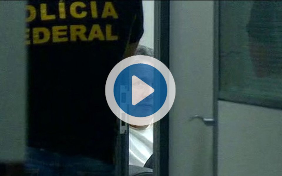 Uma jornalista da Rede Globo foi expulsa pelo povo em frente à casa do ex-governador do Rio de Janeiro Anthony Garotinho, detido nesta quarta-feira (13); por diversas vezes, moradores gritaram "o povo não é bobo. Fora Rede Globo"; um morador xinga Roberto Marinho de "safado", "ladrão", "tudo envolvido com a Lava Jato"; no vídeo, uma mulher afirma: "publiquem a matéria correta, de que Garotinho está sendo o maior injustiçado"; outra pessoa complementa: "a Globo tem medo de Garotinho, porque ele sabe de todas as falcatruas que ocorrem. De Olimpíadas, por trás de Copa do mundo. Globo é ladrona, Globo é ladrona" (Foto: Leonardo Lucena) Uma jornalista da Rede Globo foi expulsa pelo povo em frente à casa do ex-governador do Rio de Janeiro Anthony Garotinho, detido nesta quarta-feira (13); por diversas vezes, moradores gritaram "o povo não é bobo. Fora Rede Globo"; um morador xinga Roberto Marinho de "safado", "ladrão", "tudo envolvido com a Lava Jato"; no vídeo, uma mulher afirma: "publiquem a matéria correta, de que Garotinho está sendo o maior injustiçado"; outra pessoa complementa: "a Globo tem medo de Garotinho, porque ele sabe de todas as falcatruas que ocorrem. De Olimpíadas, por trás de Copa do mundo. Globo é ladrona, Globo é ladrona"