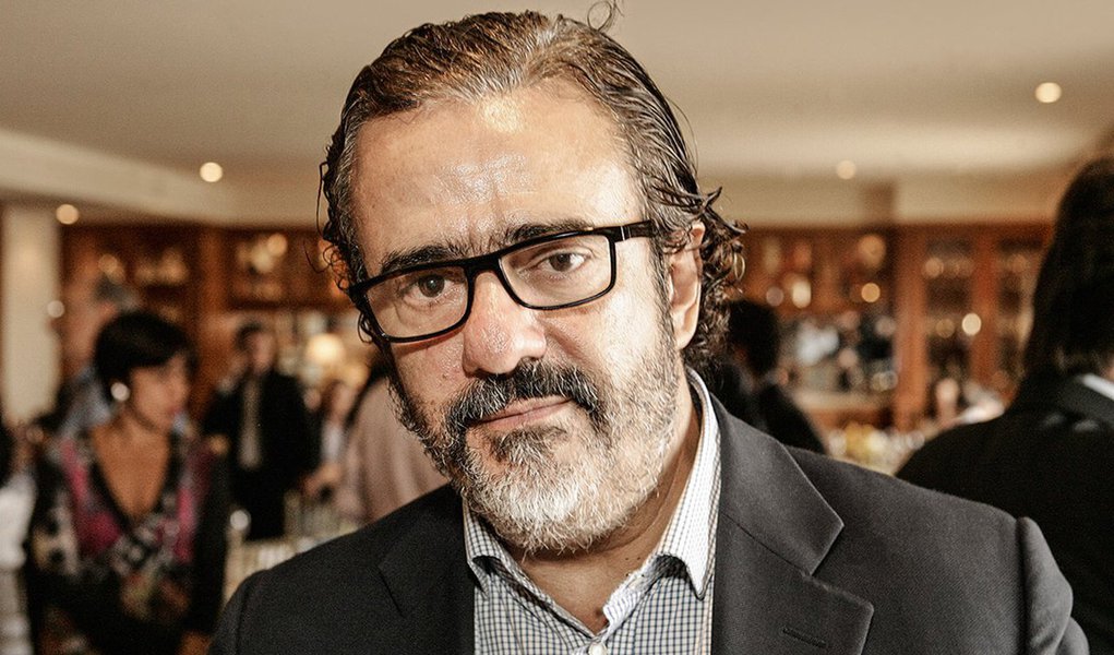 O marqueteiro Elsinho Mouco, que trabalha com Michel Temer, divulgou uma nota para informar ter feito trabalhos legítimos para a família Batista, dona da JBS, entre eles a campanha de Júnior Batista, outro irmão de Joesley, para o governo de Goiás; o empresário disse em delação premiada ter entregue R$ 300 mil para as mãos do publicitário (Foto: Gisele Federicce) O marqueteiro Elsinho Mouco, que trabalha com Michel Temer, divulgou uma nota para informar ter feito trabalhos legítimos para a família Batista, dona da JBS, entre eles a campanha de Júnior Batista, outro irmão de Joesley, para o governo de Goiás; o empresário disse em delação premiada ter entregue R$ 300 mil para as mãos do publicitário