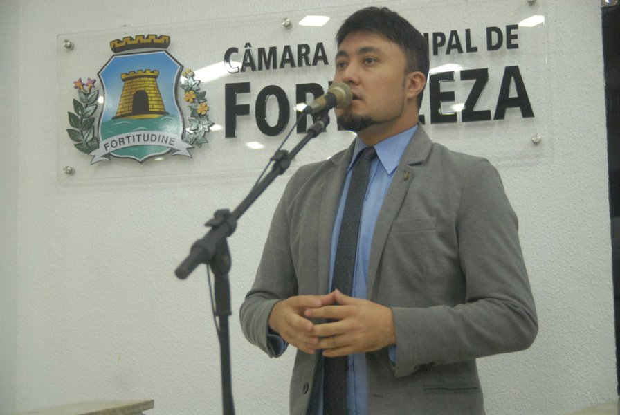 De autoria do vereador Michel Lins (PPS), o projeto de indicação, que prevê a regulamentação de aplicativos de hospedagem como o Airbnb, foi aprovado por unanimidade nesta quinta (31) na Câmara Municipal de Fortaleza. Texto, no entanto, não tem validade legal, sendo necessário para isso a criação de um projeto de lei e sua devida tramitação, além da aprovação do prefeito. Na opinião do parlamentar, a medida “vai trazer segurança para todos os envolvidos”. O Airbnb considera o texto "inconstitucional" e um "potencial retrocesso" (Foto: Rodrigo Rocha) De autoria do vereador Michel Lins (PPS), o projeto de indicação, que prevê a regulamentação de aplicativos de hospedagem como o Airbnb, foi aprovado por unanimidade nesta quinta (31) na Câmara Municipal de Fortaleza. Texto, no entanto, não tem validade legal, sendo necessário para isso a criação de um projeto de lei e sua devida tramitação, além da aprovação do prefeito. Na opinião do parlamentar, a medida “vai trazer segurança para todos os envolvidos”. O Airbnb considera o texto "inconstitucional" e um "potencial retrocesso"