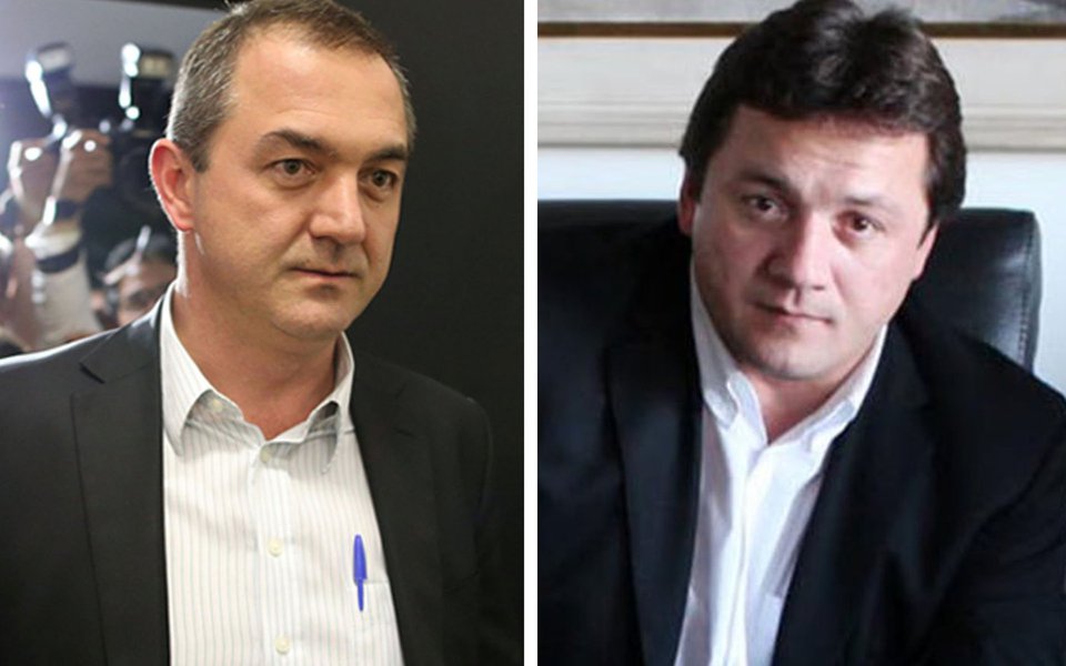 O Ministério Público Federal (MPF) denunciou nesta terça-feira (10) os irmãos Joesley e Wesley Batista por uso de informações privilegiadas e manipulação de mercado por meio das empresas JBS; eles foram acusados de vender ações da empresa e de comprar dólares para obter lucro com a reação dos mercados ao vazamento da delação da JBS, firmada com a Procuradoria-Geral da República; de acordo com a Polícia Federal, eles lucraram R$ 100 milhões no mercado de câmbio e evitaram prejuízo de R$ 134 milhões ao vender ações da empresa, em abril (Foto: Charles Nisz) O Ministério Público Federal (MPF) denunciou nesta terça-feira (10) os irmãos Joesley e Wesley Batista por uso de informações privilegiadas e manipulação de mercado por meio das empresas JBS; eles foram acusados de vender ações da empresa e de comprar dólares para obter lucro com a reação dos mercados ao vazamento da delação da JBS, firmada com a Procuradoria-Geral da República; de acordo com a Polícia Federal, eles lucraram R$ 100 milhões no mercado de câmbio e evitaram prejuízo de R$ 134 milhões ao vender ações da empresa, em abril