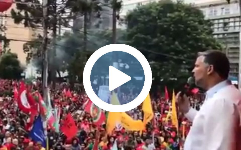 Deputado Paulo Pimenta (PT-RS) criticou ontem em discurso em Curitiba, no ato de apoio a Lula, a decisão que proibiu a transmissão ao vivo do depoimento do ex-presidente ao juiz Sergio Moro; "Eles, que junto com a Rede Globo, transmitiram o impeachment da Dilma, estão com medo de ouvir o Lula, de ouvir o povo?", questionou; assista (Foto: Gisele Federicce) Deputado Paulo Pimenta (PT-RS) criticou ontem em discurso em Curitiba, no ato de apoio a Lula, a decisão que proibiu a transmissão ao vivo do depoimento do ex-presidente ao juiz Sergio Moro; "Eles, que junto com a Rede Globo, transmitiram o impeachment da Dilma, estão com medo de ouvir o Lula, de ouvir o povo?", questionou; assista
