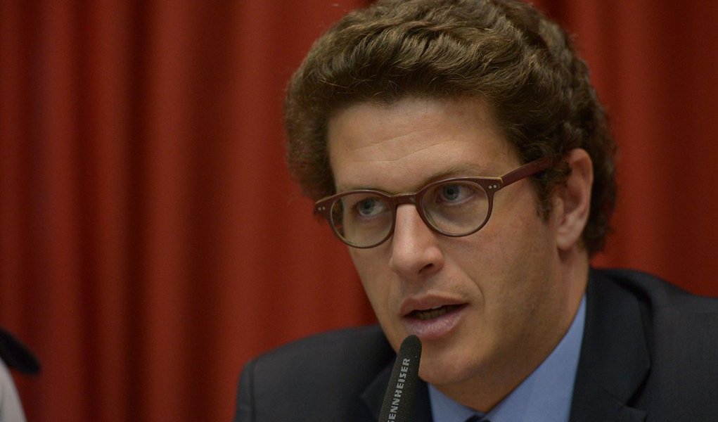 Ricardo Salles, que já foi secretário particular do governador Geraldo Alckmin (PSDB) e é fundador do grupo "Endireita Brasil", acumula inquéritos por improbidade administrativa, ostenta luxo nas redes sociais e já quase foi preso por não pagar pensão alimentícia; um de seus últimos feitos como secretário foi mandar retirar um busto do ex-guerrilheiro Lamarca de um parque federal; reportagem da Revista Fórum (Foto: Gisele Federicce) Ricardo Salles, que já foi secretário particular do governador Geraldo Alckmin (PSDB) e é fundador do grupo "Endireita Brasil", acumula inquéritos por improbidade administrativa, ostenta luxo nas redes sociais e já quase foi preso por não pagar pensão alimentícia; um de seus últimos feitos como secretário foi mandar retirar um busto do ex-guerrilheiro Lamarca de um parque federal; reportagem da Revista Fórum