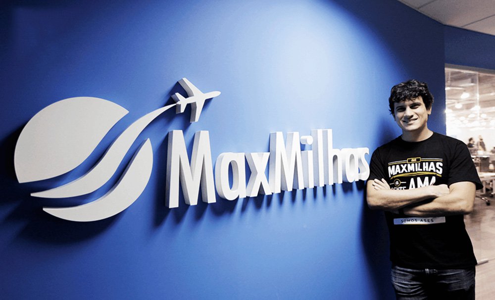 A maior empresa de vendas de passagens aéreas emitidas por milhas do mundo, a MaxMilhas foi fundada em 2013 e desde então não recebeu nenhum investimento externo, sendo considerada o maior caso de bootstrapping do País; Oliveira, CEO da companhia, trouxe dicas de como crescer e ser bem-sucedido sem capital externo; uma delas é fazer um planejamento que consista com o estágio da sua companhia; "Escalar a sua empresa nessa fase não é tão importante no momento. Foque na sua equipe pois é ela que fará um grande esforço para você crescer sem necessitar de um investidor, ou seja, que você permaneça bootstrapping" (Foto: Leonardo Lucena) A maior empresa de vendas de passagens aéreas emitidas por milhas do mundo, a MaxMilhas foi fundada em 2013 e desde então não recebeu nenhum investimento externo, sendo considerada o maior caso de bootstrapping do País; Oliveira, CEO da companhia, trouxe dicas de como crescer e ser bem-sucedido sem capital externo; uma delas é fazer um planejamento que consista com o estágio da sua companhia; "Escalar a sua empresa nessa fase não é tão importante no momento. Foque na sua equipe pois é ela que fará um grande esforço para você crescer sem necessitar de um investidor, ou seja, que você permaneça bootstrapping"
