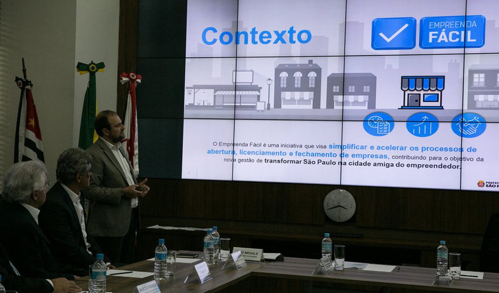 A partir do dia 5 de maio, o tempo de abertura de empresas na capital paulista será reduzido de 101 para sete dias; a data de início do funcionamento do programa Empreenda Fácil foi confirmada pelo prefeito da capital paulista, João Dória, em reunião que contou com a participação do presidente do Sebrae, Guilherme Afif Domingos, além de representantes das esferas municipal, estadual e federal e de lideranças empresariais (Foto: Leonardo Lucena) A partir do dia 5 de maio, o tempo de abertura de empresas na capital paulista será reduzido de 101 para sete dias; a data de início do funcionamento do programa Empreenda Fácil foi confirmada pelo prefeito da capital paulista, João Dória, em reunião que contou com a participação do presidente do Sebrae, Guilherme Afif Domingos, além de representantes das esferas municipal, estadual e federal e de lideranças empresariais