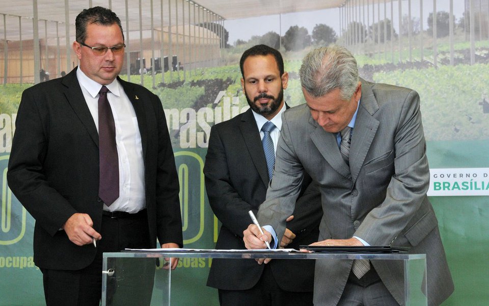 O governador do Distrito Federal, Rodrigo Rollemberg, exonerou o secretário de Agricultura, José Guilherme Tollstadius Leal, que assume a presidência da Emater; a mudança consta no Diário Oficial do Distrito Federal (DODF) desta terça-feira (22) (Foto: Leonardo Lucena) O governador do Distrito Federal, Rodrigo Rollemberg, exonerou o secretário de Agricultura, José Guilherme Tollstadius Leal, que assume a presidência da Emater; a mudança consta no Diário Oficial do Distrito Federal (DODF) desta terça-feira (22)